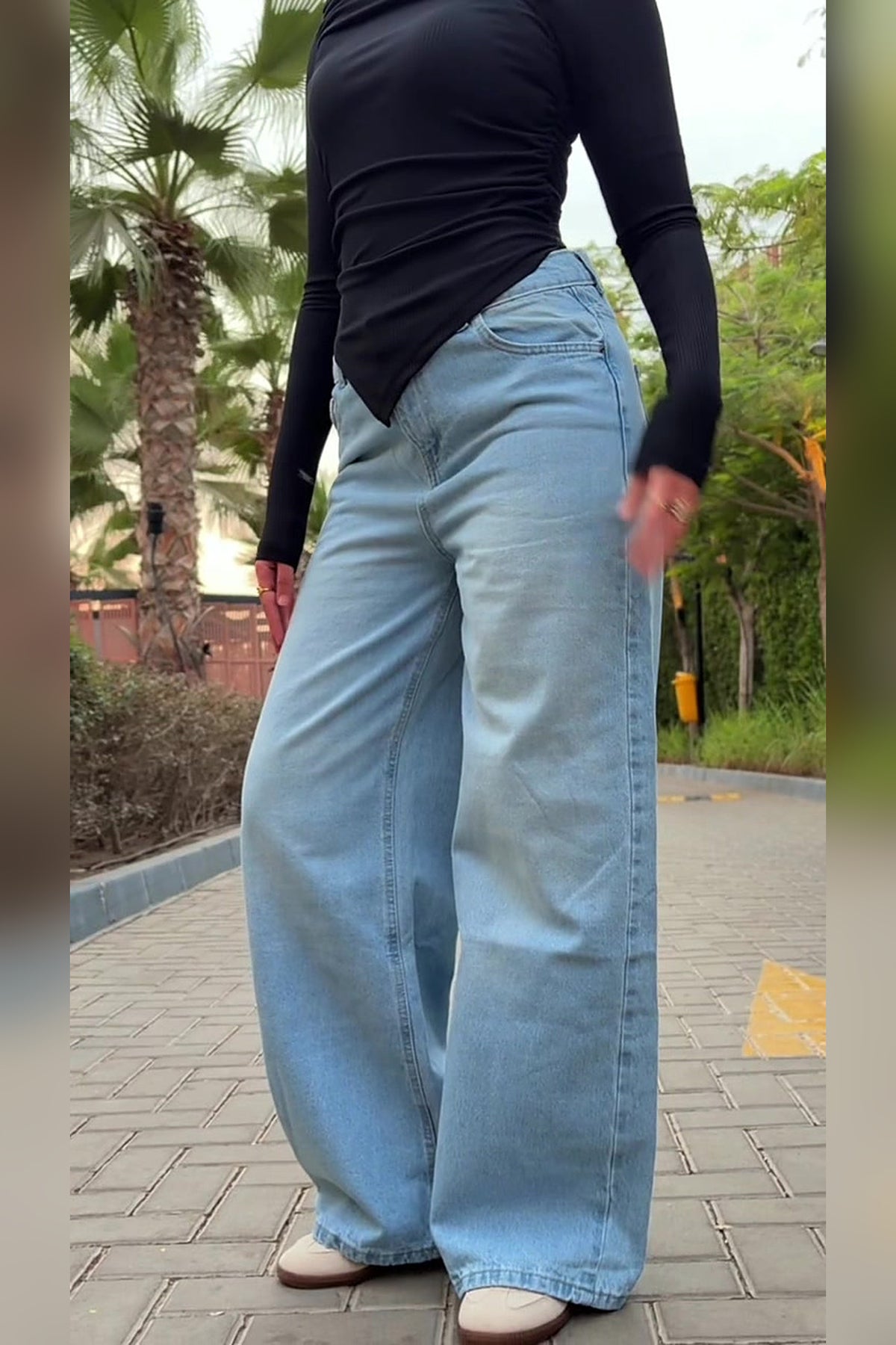 Light Wash Wide Leg Jeans detail - VELINA